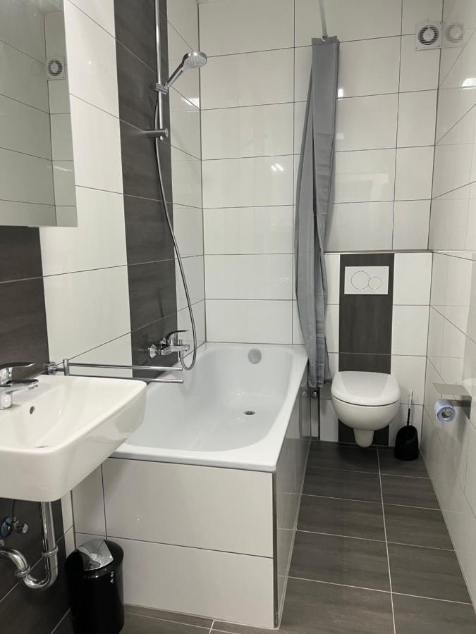 Freshly Renovated City Apartments Essen Kitchen Wifi Near Duesseldorf Airport المظهر الخارجي الصورة